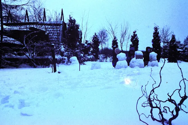 Sneeuwpoppen in de tuin in Garderen in de winter van 1979 - Peter van den Born