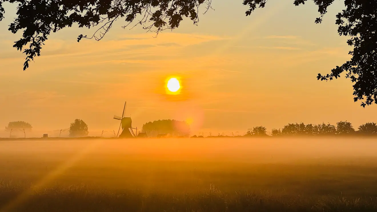 Fraaie zonsopkomst in de buurt van Herwijnen - John Oomen