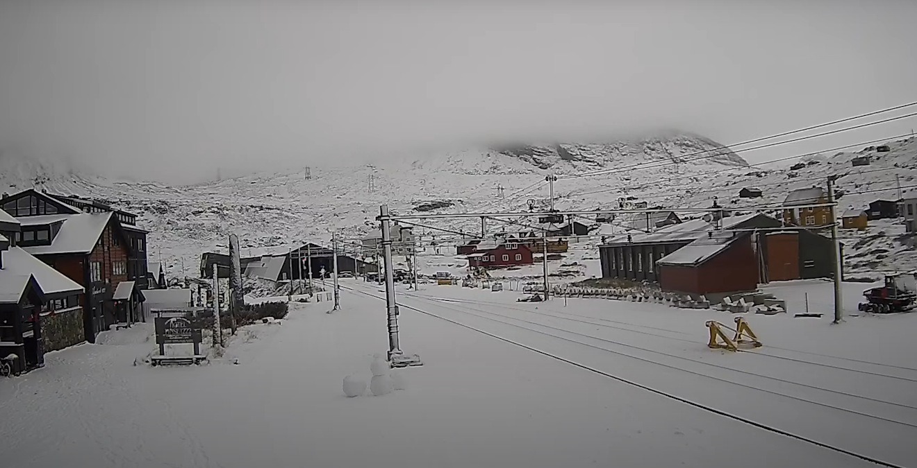 In het Noorse Finse konden treinpassagiers op het perron van het plaatselijke station gisteren al een sneeuwpop bouwen - Webcam