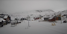 In het Noorse Finse konden treinpassagiers op het perron van het plaatselijke station gisteren al een sneeuwpop bouwen - Webcam