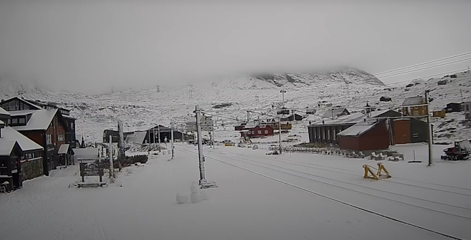 In het Noorse Finse konden treinpassagiers op het perron van het plaatselijke station gisteren al een sneeuwpop bouwen - Webcam