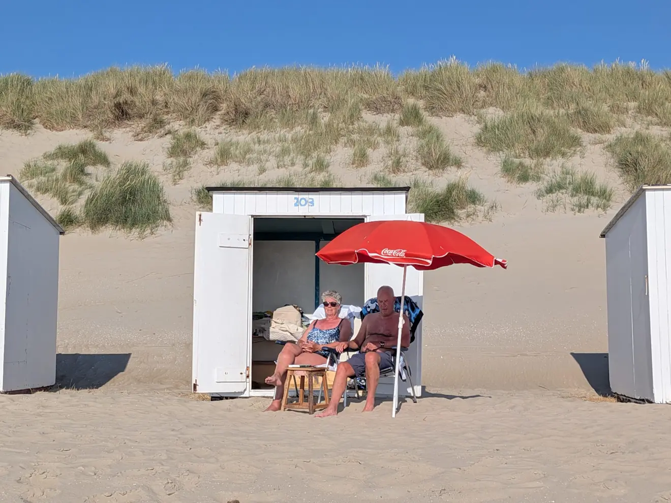 Genieten van het briesje bij Paal 9 op Texel - foto gemaakt door Daphne Channa Horn