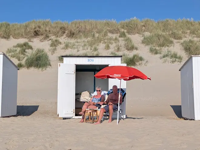Genieten van het briesje bij Paal 9 op Texel - foto gemaakt door Daphne Channa Horn