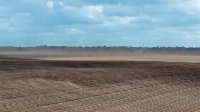 Een stofstorm op een veld in de buurt van Klazienaveen in Drenthe - Simone Genna