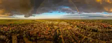 Regenboog tijdens een buitje gisteren, in de buurt van Leerdam - John Oomen