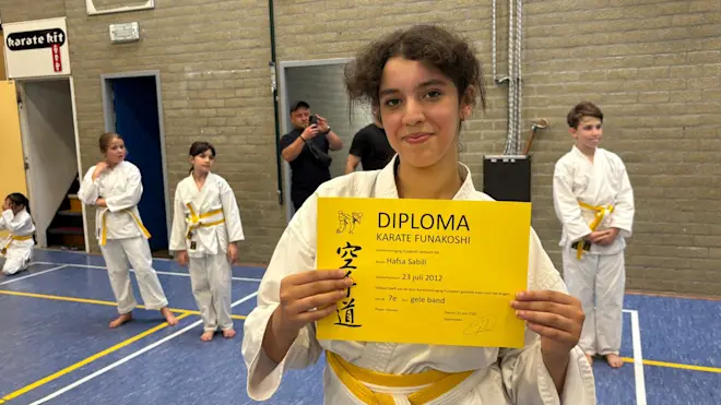 Hafsa haalt haar karatediploma in de hitte - Pieter Bliek