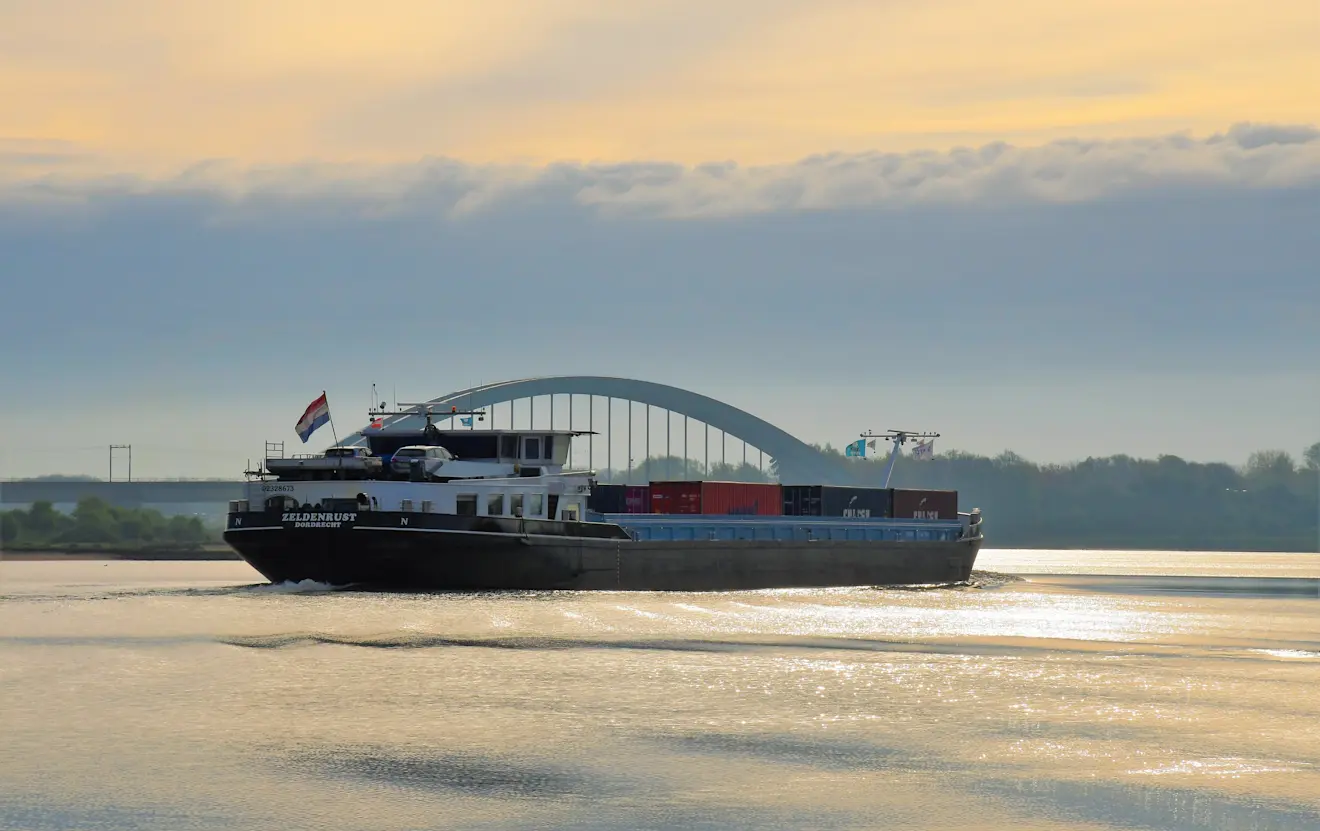 Een binnenvaartschip komt in de buurt van Culemborg voorbij - Cynthia van Leusden