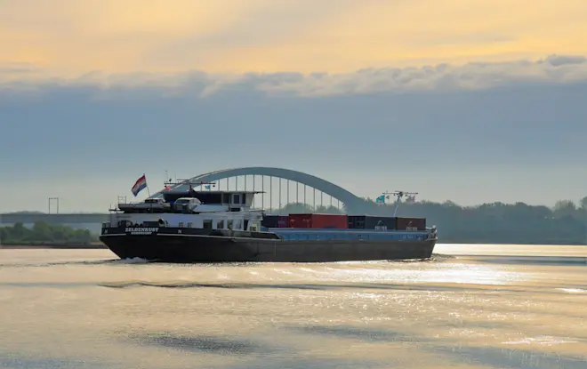 Een binnenvaartschip komt in de buurt van Culemborg voorbij - Cynthia van Leusden