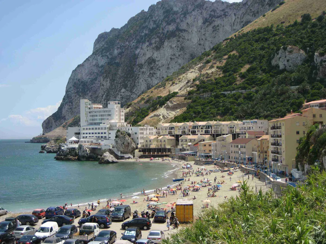 Een kleine badplaats aan de oostkust van Gibraltar. Hier wordt de komende week erg veel regen verwacht - David Stanley