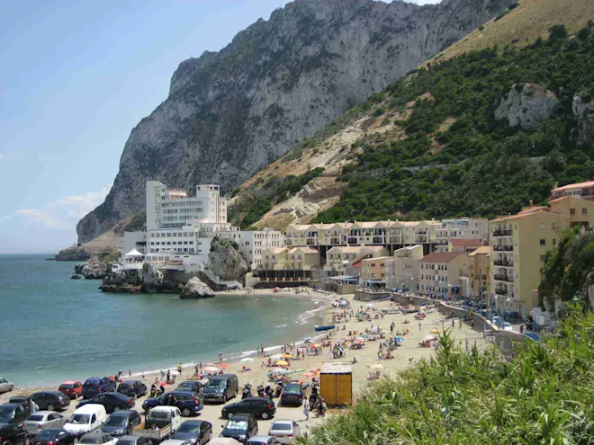 Een kleine badplaats aan de oostkust van Gibraltar. Hier wordt de komende week erg veel regen verwacht - David Stanley