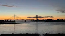 Klein wolkje bij een verder heldere start van de dag in de buurt van Zaltbommel - John Oomen