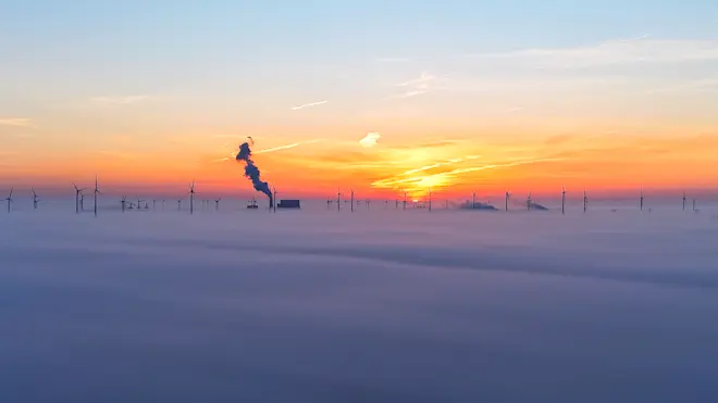 De zon komt fraai op boven de mist in Noordoost-Groningen - Jannes Wiersema