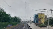 Zachtjes tikt de regen tegen de voorruit van de trein - Ab Donker