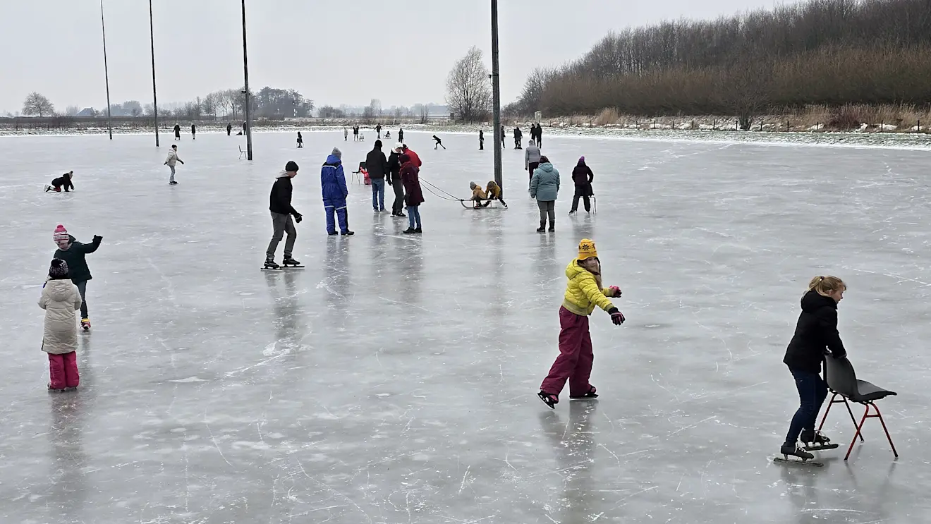 Schaatsen op de ijsbaan in Roodeschool. Het lijkt een foto die uit een ander land komt. Vanochtend kon het nog bij lichte vorst. De komende dagen gaat het ook in het noorden dooien - Jannes Wiersema