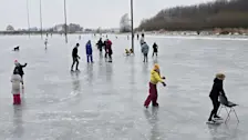 Schaatsen op de ijsbaan in Roodeschool. Het lijkt een foto die uit een ander land komt. Vanochtend kon het nog bij lichte vorst. De komende dagen gaat het ook in het noorden dooien - Jannes Wiersema
