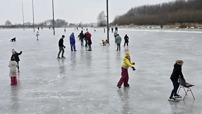 Schaatsen op de ijsbaan in Roodeschool. Het lijkt een foto die uit een ander land komt. Vanochtend kon het nog bij lichte vorst. De komende dagen gaat het ook in het noorden dooien - Jannes Wiersema