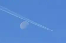 Onbewolkte start van de dag, al tekent een vliegtuig wel een contrail in de lucht - Cynthia van Leusden