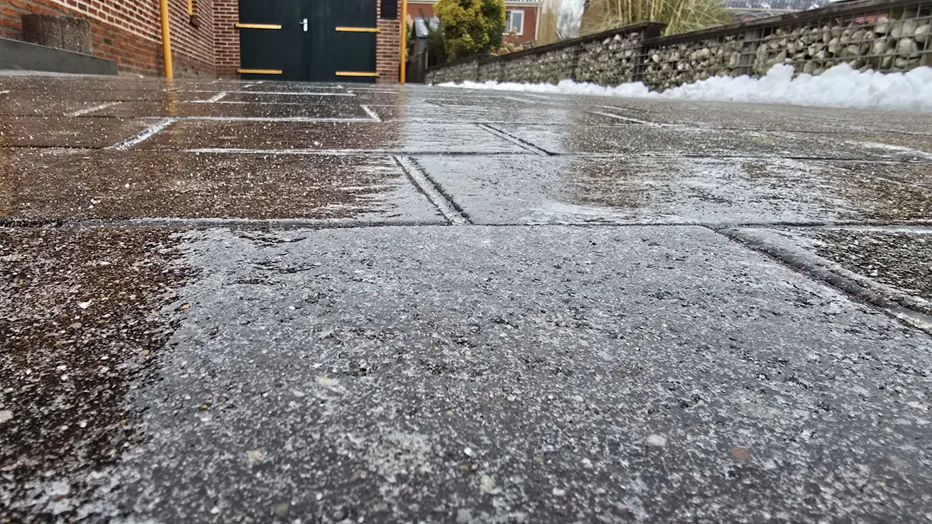 Een spekgladde oprit door ijzel in het noordoosten - Jannes Wiersema