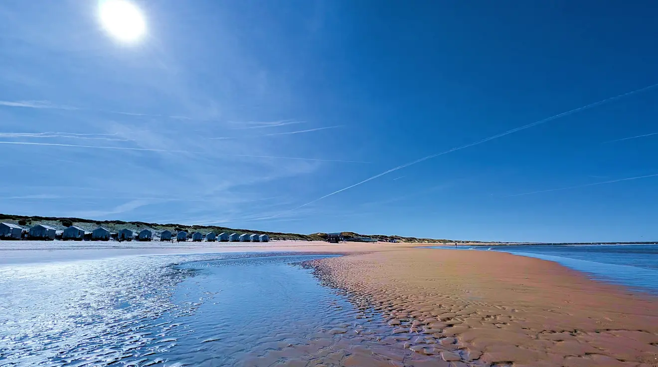 Een felle zon boven het strand van Julianadorp - Ed van Pelt