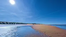Een felle zon boven het strand van Julianadorp - Ed van Pelt