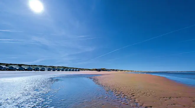 Een felle zon boven het strand van Julianadorp - Ed van Pelt