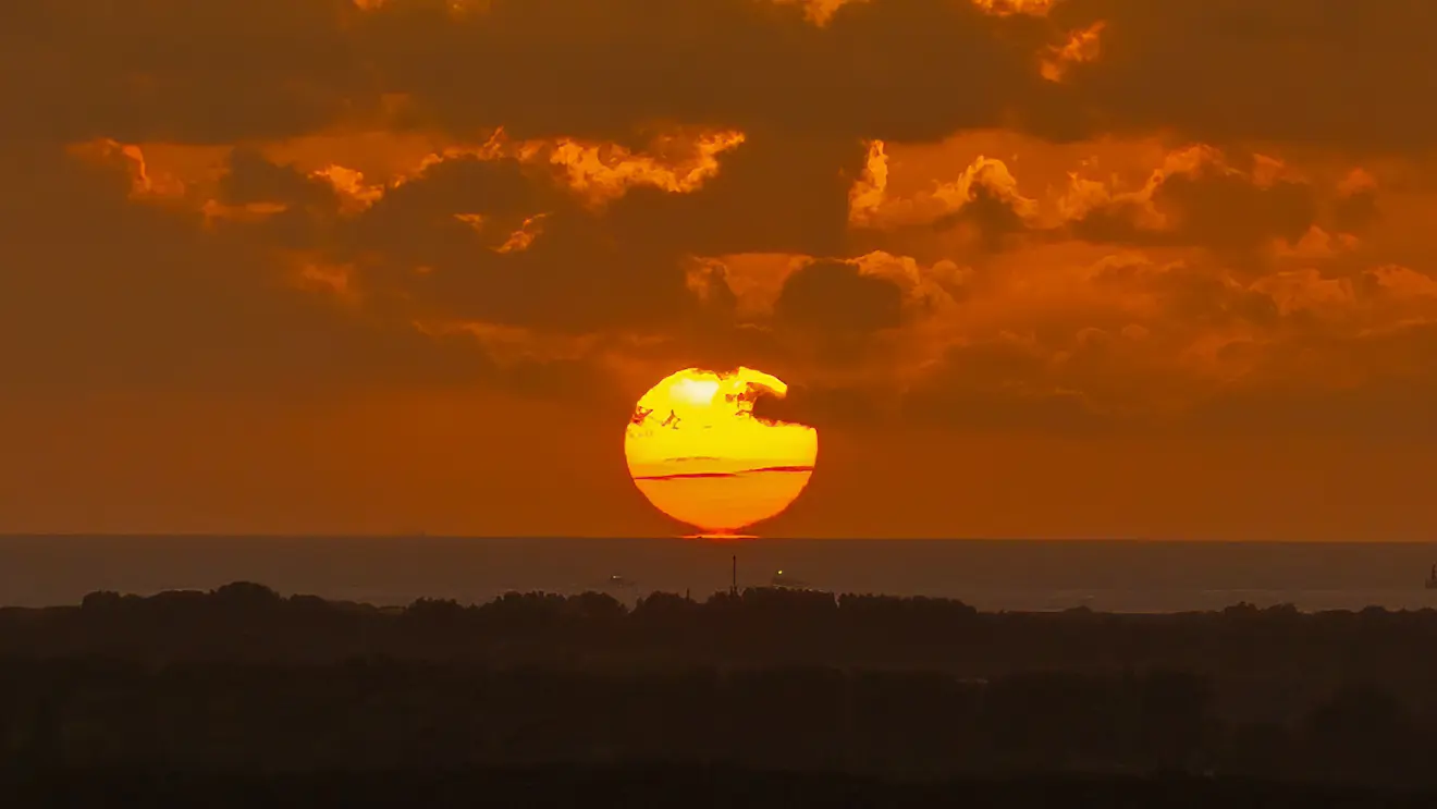 De zon raakt de zee. De oude dag is voorbij, een nieuwe is op komst - Simone Wiersma