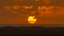 De zon raakt de zee. De oude dag is voorbij, een nieuwe is op komst - Simone Wiersma