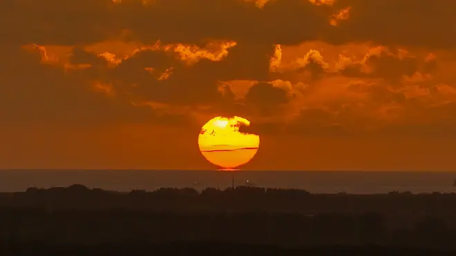 De zon raakt de zee. De oude dag is voorbij, een nieuwe is op komst - Simone Wiersma