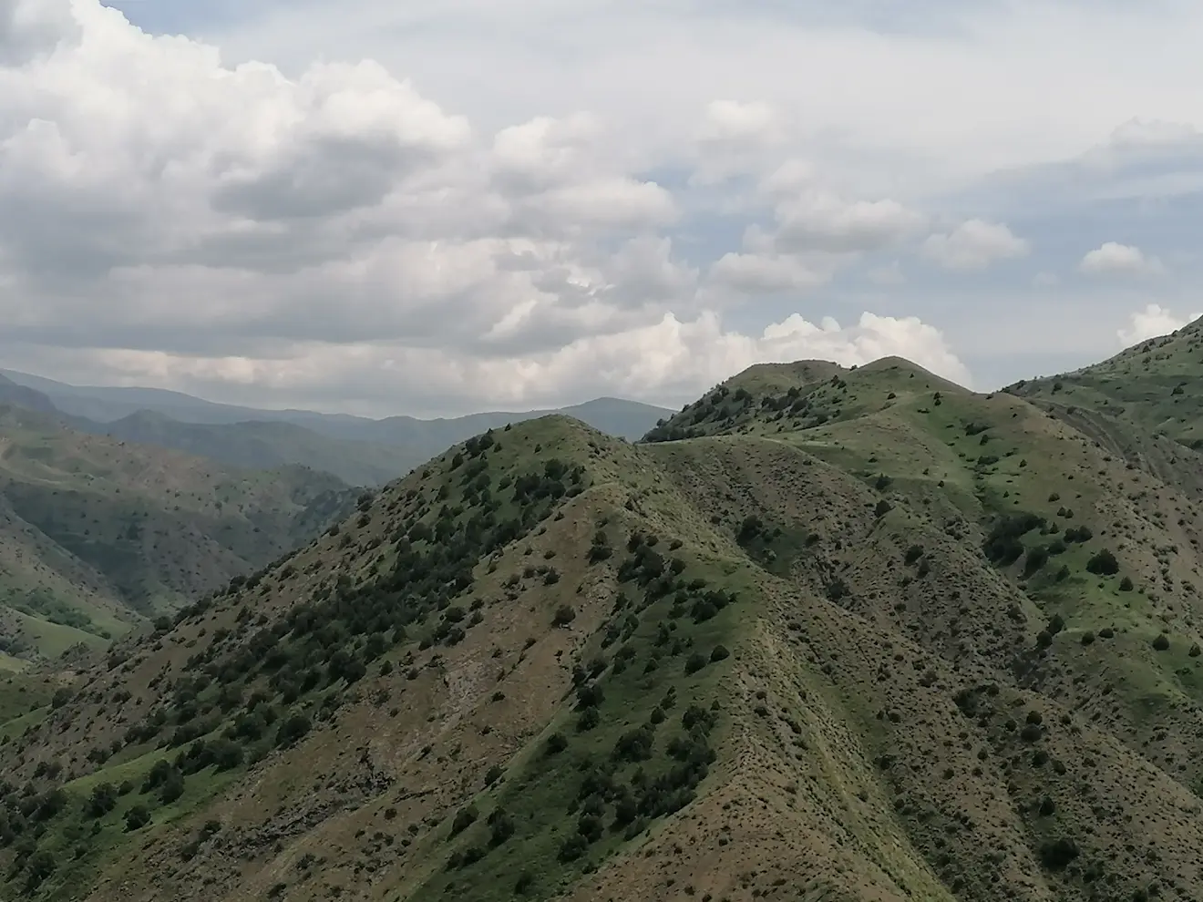 Garni ligt in de provincie Kotayk met uitzicht op het Geghamagebergte. Het dorp is vooral bekend vanwege de tempel van de zonnegod Mirh - Carlos Sour