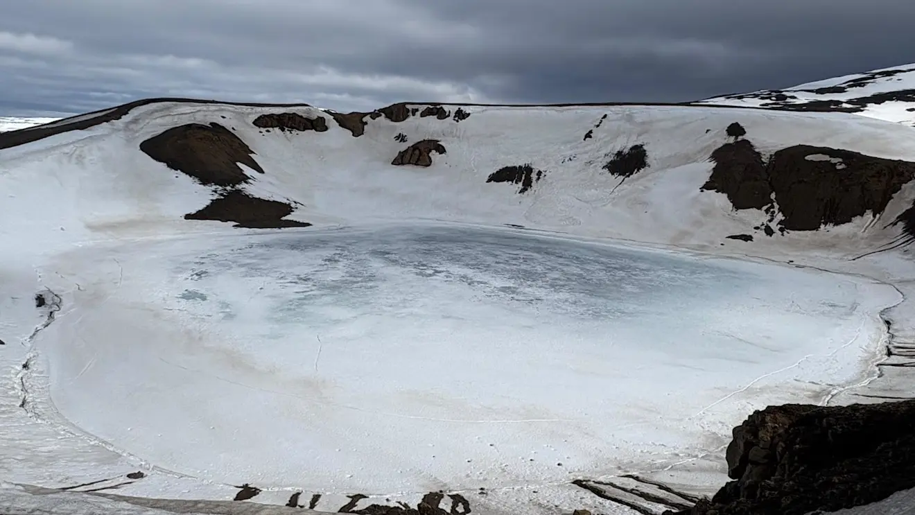Het bevroren kratermeer in de Vitri-krater - Pieter Bliek