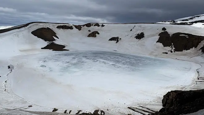 Het bevroren kratermeer in de Vitri-krater - Pieter Bliek