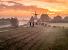 Fraaie zonsopkomst bij molen De Vlinder in Deil - John Oomen