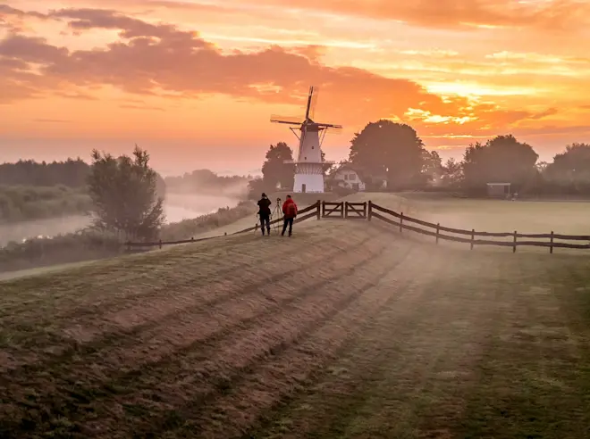 Fraaie zonsopkomst bij molen De Vlinder in Deil - John Oomen