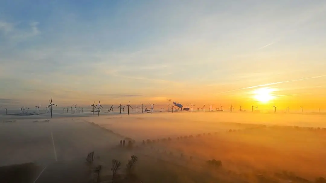 De zon komt op boven de mist - Jannes Wiersema