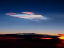 Door de sterk afkoelende stratosfeer binnen de poolcirkel kunnen daar de komende tijd weer de prachtige parelmoerwolken ontstaan - NASA.