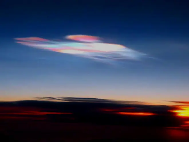 Door de sterk afkoelende stratosfeer binnen de poolcirkel kunnen daar de komende tijd weer de prachtige parelmoerwolken ontstaan - NASA.