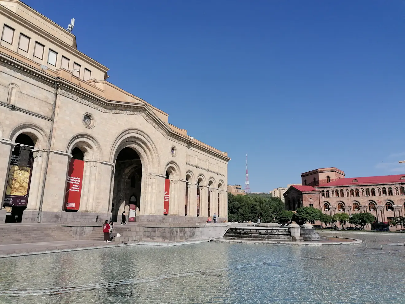 Het Republic Square in Jerevan. De architect heeft het plein ontwikkeld in de vorm van de zon. De drukke hoofdstraten komen op het plein uit - Carlos Sour