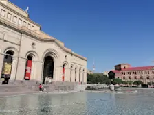 Het Republic Square in Jerevan. De architect heeft het plein ontwikkeld in de vorm van de zon. De drukke hoofdstraten komen op het plein uit - Carlos Sour