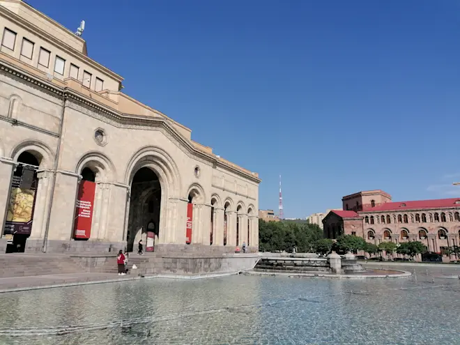 Het Republic Square in Jerevan. De architect heeft het plein ontwikkeld in de vorm van de zon. De drukke hoofdstraten komen op het plein uit - Carlos Sour