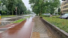 Over een natte weg naar het centrum van Arnhem - Reinout van den Born
