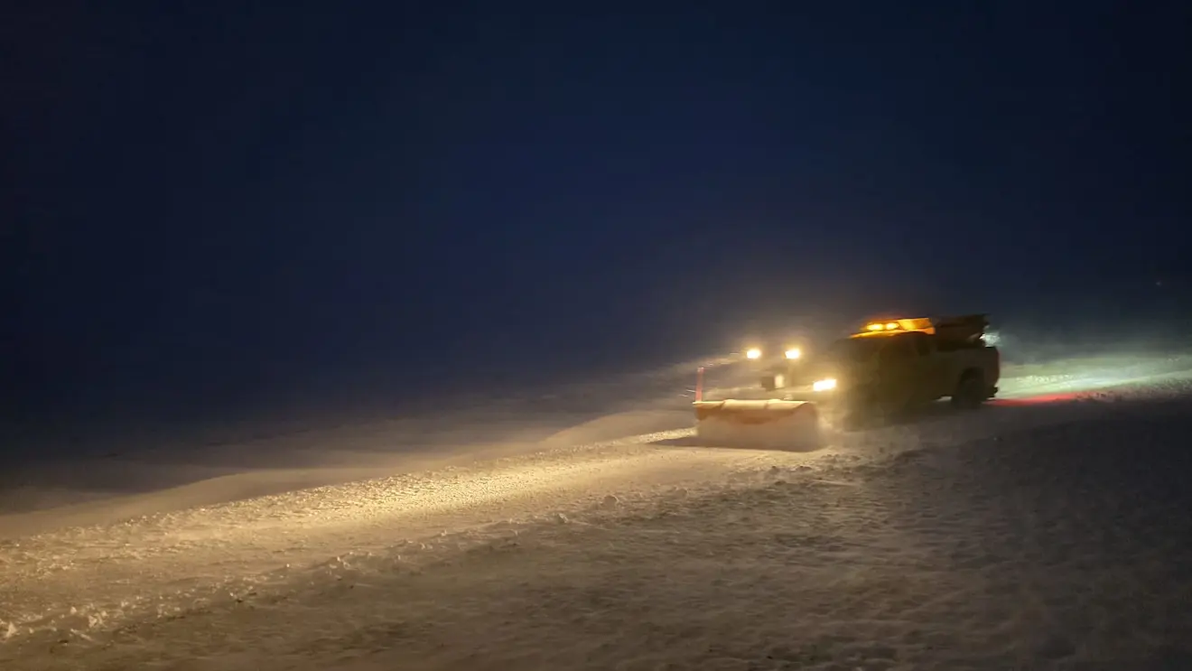 Sneeuwschuiven in de vroegte bij Roodeschool - Jannes Wiersema